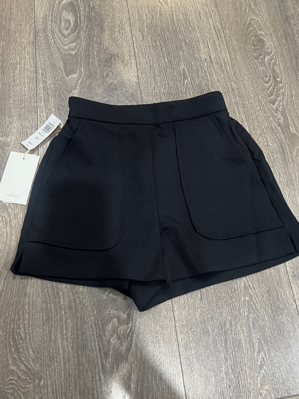 BNWT Aritzia Wilfred Welles black high waisted shorts - XXS